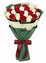 Букет Микс из красных и белых роз в Орбельяновке