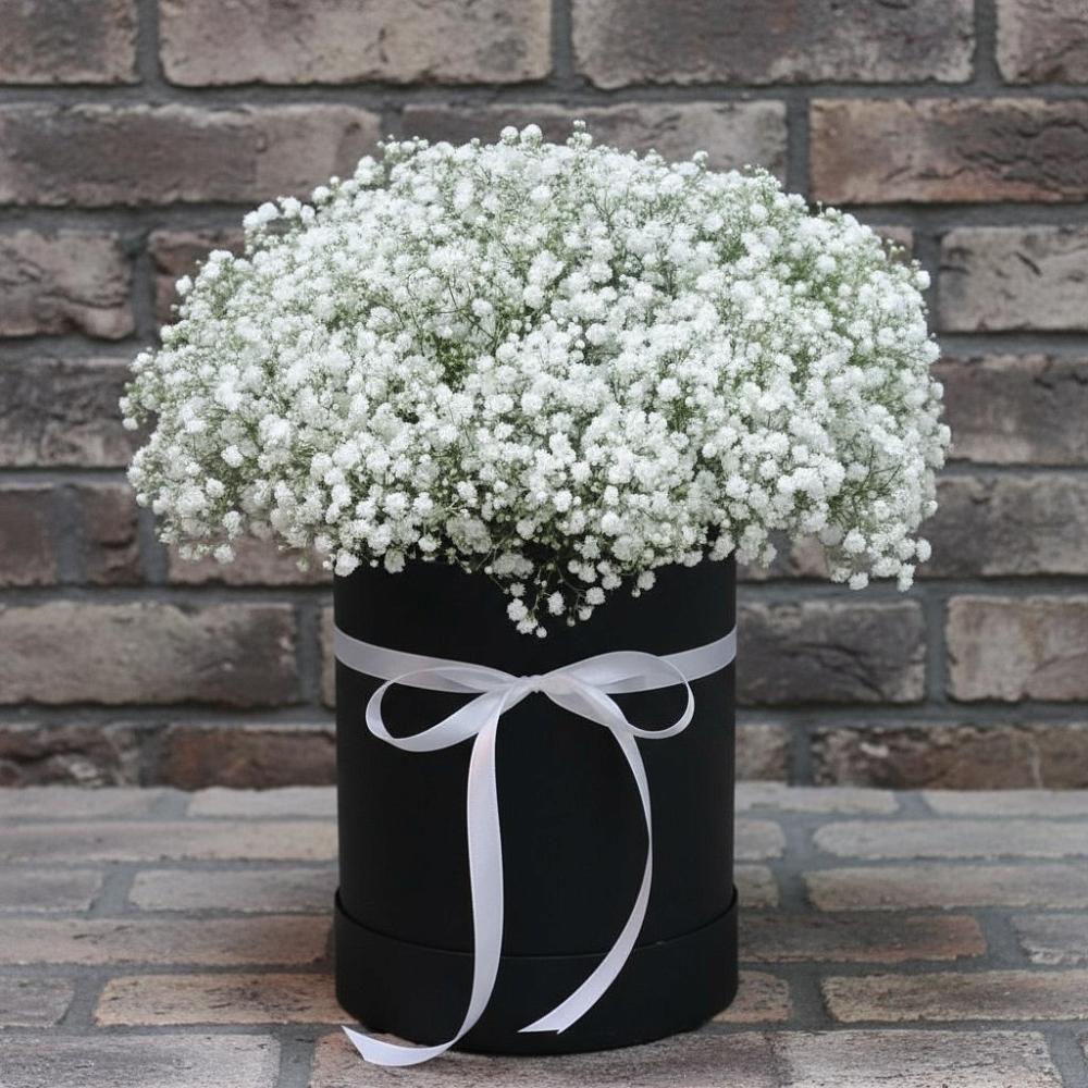 Цветочная композиция из Гипсофила в шляпной коробке в Орбельяновке