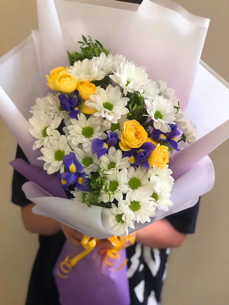 Букет цветов из: Ирисы, Хризантемы и Розы в Орбельяновке