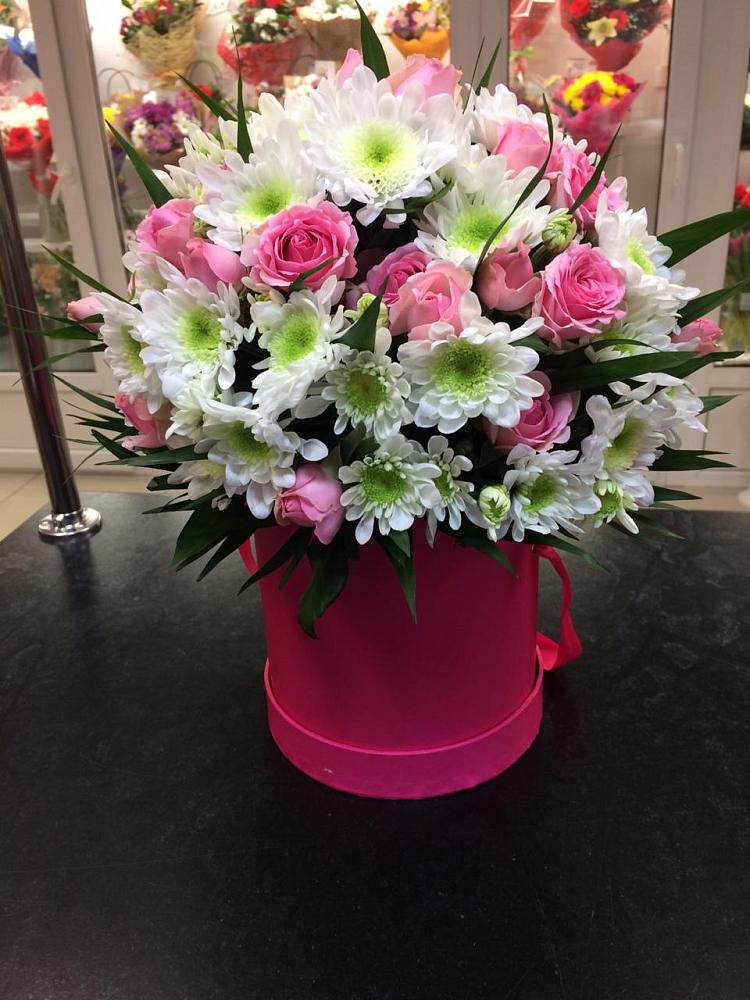 Цветочная композиция из Розы и Хризантемы в шляпной коробке в Орбельяновке