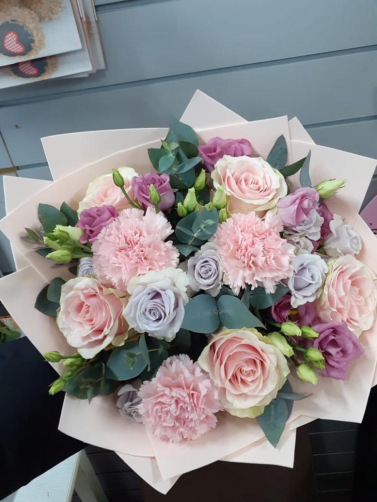 Букет цветов из: Розы, Гвоздики и Лизиантусы в Орбельяновке