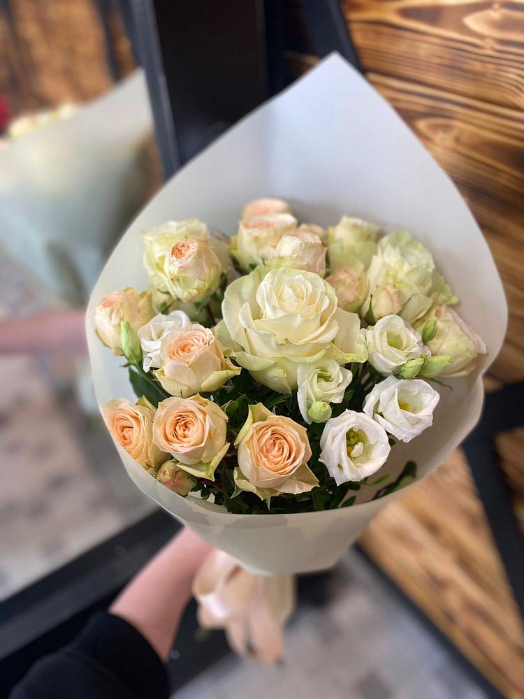 Букет цветов из: Розы и Лизиантусы в Орбельяновке